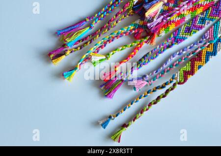 Primo piano sui colorati bracciali dell'amicizia degli anni '90 Foto Stock