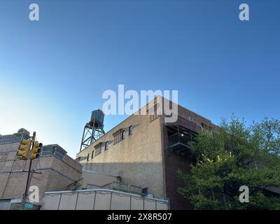 Torre sull'edificio sotto un cielo azzurro a Queens, New York Foto Stock