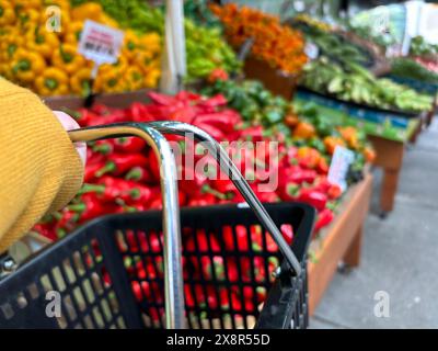 Primo piano di un cestino per la spesa al mercato di verdure di New York Foto Stock