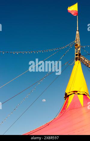 Dettaglio di una tenda da circo con il cielo sullo sfondo Foto Stock