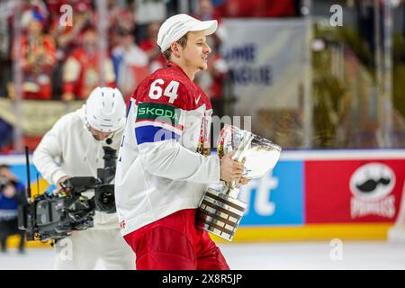 Praga, Repubblica Ceca. 26 maggio 2024. David Kampf della Cechia che detiene un trofeo celebra durante la cerimonia di medaglia del Campionato del mondo di hockey su ghiaccio 2024 finale tra Svizzera e Cechia all'O2 Arena di Praga. Punteggio finale; Svizzera 0:2 Cechia credito: SOPA Images Limited/Alamy Live News Foto Stock