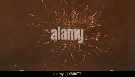 Immagine di fuochi d'artificio che esplodono su sfondo marrone Foto Stock