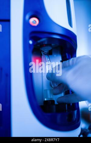 Linea di produzione industria farmaceutica. Produzione di farmaci e farmaci, prodotti farmaceutici. Tecnico, scienziato lavora in un laboratorio scientifico Foto Stock