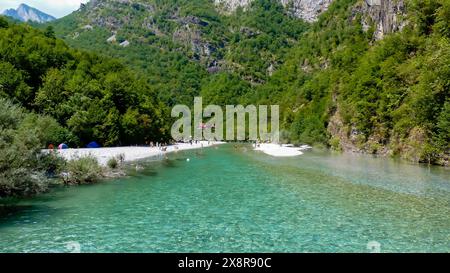 Montagne della valle del fiume Shala Foto Stock