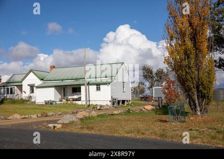 Villaggio di Wollombi vicino ad Armidale e Waterfall Way nella regione del New England, villaggio rurale di campagna con alberi di colore autunnale, NSW, Australia Foto Stock