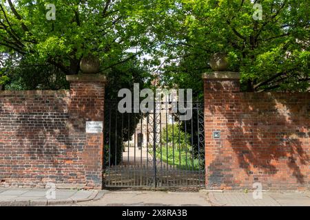 Il cancello in ferro battuto all'ingresso del Masters Lodge, Jesus College, Università di Cambridge, Jesus Lane, Cambridge, Inghilterra, Regno Unito Foto Stock