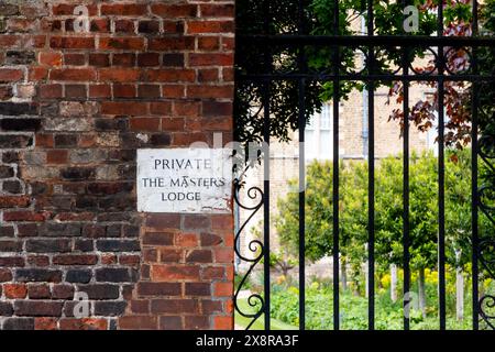 Il cancello in ferro battuto all'ingresso del Masters Lodge, Jesus College, Università di Cambridge, Jesus Lane, Cambridge, Inghilterra, Regno Unito Foto Stock