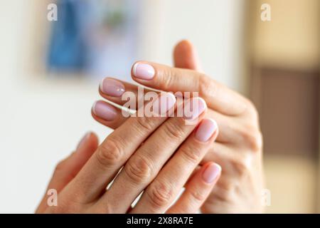 Un colpo della mano della bella donna. Foto Stock