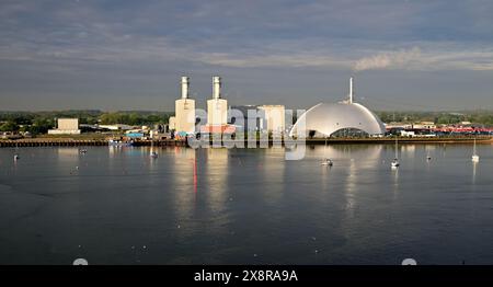 Marchwood Energy Recovery Facility e centrale elettrica accanto a Southampton Water al sole della mattina presto. Foto Stock