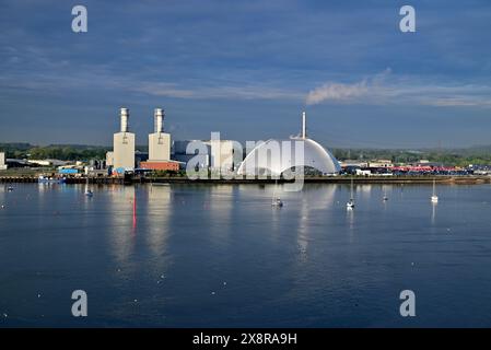 Marchwood Energy Recovery Facility e centrale elettrica accanto a Southampton Water al sole della mattina presto. Foto Stock