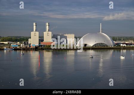 Marchwood Energy Recovery Facility e centrale elettrica accanto a Southampton Water al sole della mattina presto. Foto Stock