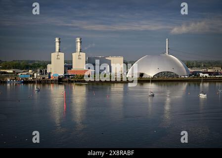 Marchwood Energy Recovery Facility e centrale elettrica accanto a Southampton Water al sole della mattina presto. Foto Stock