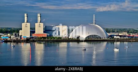 Marchwood Energy Recovery Facility e centrale elettrica accanto a Southampton Water al sole della mattina presto. Foto Stock