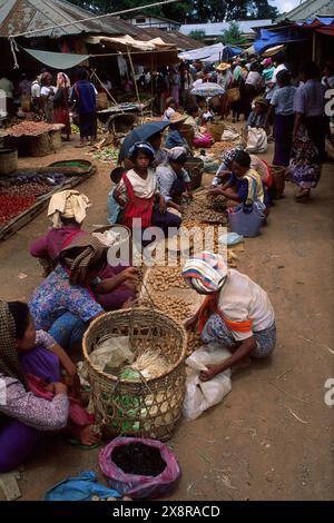 Persone che vendono patate, Peehla Market, preso nel 1996, Lake Inle, Shan State, Myanmar Foto Stock