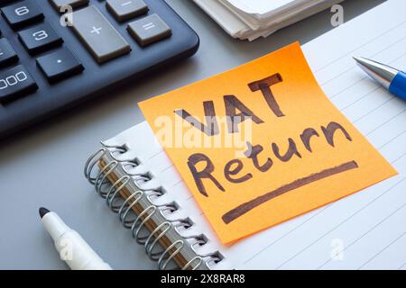 Aprire il registro e la nota adesiva con le parole dichiarazione IVA. Foto Stock