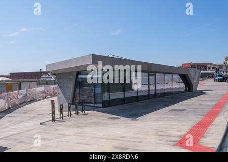 Napoli, Italia. 27 maggio 2024. Vista generale della nuova stazione marittima al molo Beverello da dove partono i turisti per le isole dell'arcipelago campano Ischia Procida e Capri. Credito: Live Media Publishing Group/Alamy Live News Foto Stock