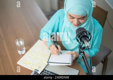 La giovane donna sta parlando del suo podcast Foto Stock