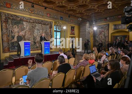 Vilnius, Lituania. 27 maggio 2024. Gitanas Nauseda (R) partecipa a una conferenza stampa dopo l'annuncio del risultato finale del deflusso a Vilnius, capitale della Lituania, il 27 maggio 2024. Il presidente in carica Gitanas Nauseda ha vinto le elezioni presidenziali in Lituania, battendo la sua rivale Ingrida Simonyte nel ballottaggio di domenica, come dimostrano i dati della Commissione elettorale centrale (VRK) del paese. Crediti: Alfredas Pliadis/Xinhua/Alamy Live News Foto Stock