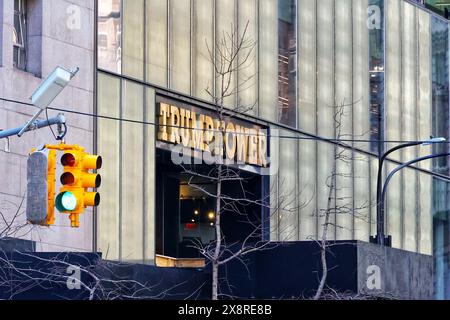 New York, Stati Uniti. 3 aprile 2023. Scene di vita quotidiana di strada. Crediti: Nidpor/Alamy Live News Foto Stock