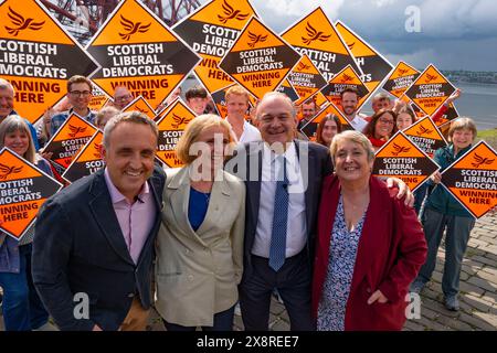 North Queensferry, Scozia, Regno Unito. 27 maggio 2024. Sir ed Davey, leader liberale democratico, si unisce al leader scozzese Alex Cole-Hamilton per il lancio della campagna del Partito Liberale Democratico scozzese nel Queensferry settentrionale. Iain Masterton/Alamy Live News Foto Stock