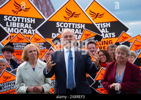 North Queensferry, Scozia, Regno Unito. 27 maggio 2024. Sir ed Davey, leader liberale democratico, si unisce al leader scozzese Alex Cole-Hamilton per il lancio della campagna del Partito Liberale Democratico scozzese nel Queensferry settentrionale. Iain Masterton/Alamy Live News Foto Stock