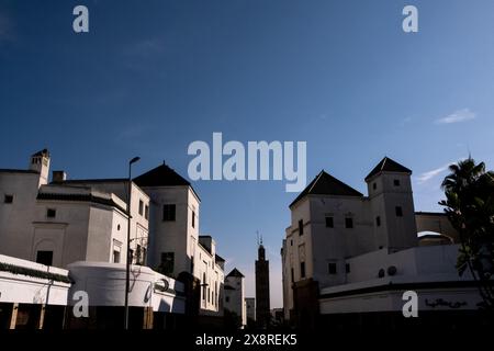 Una vista degli edifici moderni e del minareto nel quartiere Habous di Casablanca, Marocco, il 7 ottobre 2023. Il mix di a contemporaneo e tradizionale Foto Stock