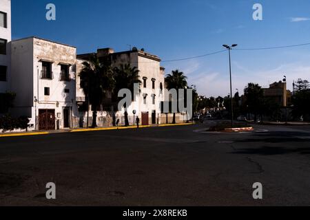 Una vista dei vecchi edifici lungo una strada nel quartiere Habous di Casablanca, Marocco, il 7 ottobre 2023. L'architettura riflette il carattere storico Foto Stock