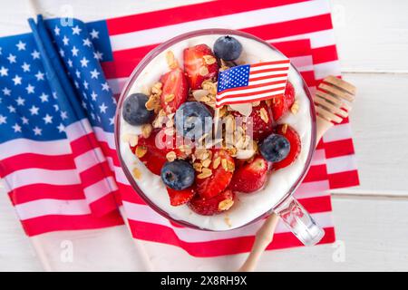 Colazione patriottica o brunch negli Stati Uniti semplice idea di ricetta, dessert alla muesola a strati o farinata d'avena per la notte in vetro decorata con yogurt bianco montato, blu Foto Stock