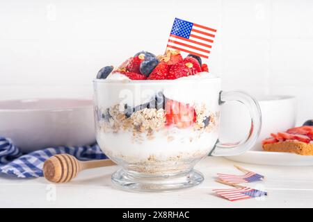 Colazione patriottica o brunch negli Stati Uniti semplice idea di ricetta, dessert alla muesola a strati o farinata d'avena per la notte in vetro decorata con yogurt bianco montato, blu Foto Stock