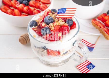 Colazione patriottica o brunch negli Stati Uniti semplice idea di ricetta, dessert alla muesola a strati o farinata d'avena per la notte in vetro decorata con yogurt bianco montato, blu Foto Stock