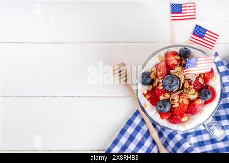 Colazione patriottica o brunch negli Stati Uniti semplice idea di ricetta, dessert alla muesola a strati o farinata d'avena per la notte in vetro decorata con yogurt bianco montato, blu Foto Stock