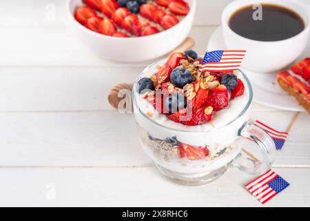 Colazione patriottica o brunch negli Stati Uniti semplice idea di ricetta, dessert alla muesola a strati o farinata d'avena per la notte in vetro decorata con yogurt bianco montato, blu Foto Stock