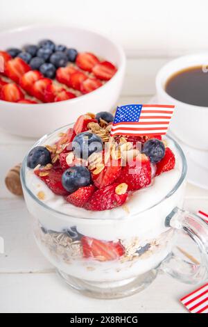 Colazione patriottica o brunch negli Stati Uniti semplice idea di ricetta, dessert alla muesola a strati o farinata d'avena per la notte in vetro decorata con yogurt bianco montato, blu Foto Stock