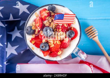 Colazione patriottica o brunch negli Stati Uniti semplice idea di ricetta, dessert alla muesola a strati o farinata d'avena per la notte in vetro decorata con yogurt bianco montato, blu Foto Stock