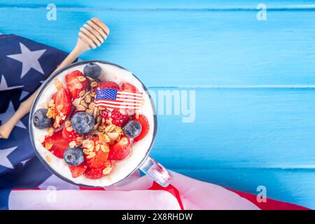 Colazione patriottica o brunch negli Stati Uniti semplice idea di ricetta, dessert alla muesola a strati o farinata d'avena per la notte in vetro decorata con yogurt bianco montato, blu Foto Stock