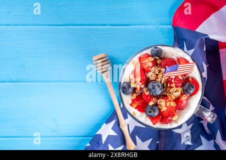 Colazione patriottica o brunch negli Stati Uniti semplice idea di ricetta, dessert alla muesola a strati o farinata d'avena per la notte in vetro decorata con yogurt bianco montato, blu Foto Stock