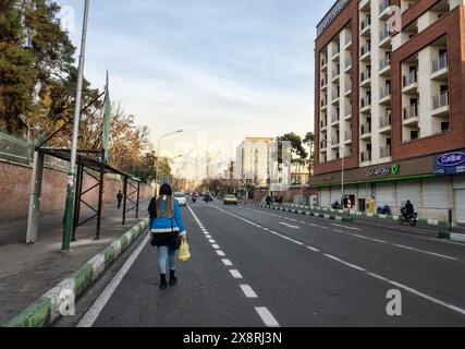 Teheran, Iran - 14 gennaio 2023: Una strada che si affaccia sulle montagne vicino all'ambasciata americana Foto Stock