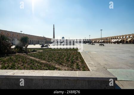 Isfahan, Iran - 26 dicembre 2022: Piazza pavimentata di fronte alla moschea Jami nel recinto degli archi Foto Stock