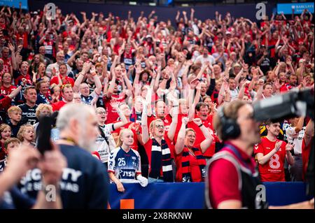 Amburgo, Germania. 26 maggio 2024. Pallamano: EHF European League, SG Flensburg-Handewitt - Füchse Berlin, Final Four, Final, Barclays Arena. I fan del Flensburg celebrano la vittoria del titolo. Crediti: Noah Wedel/dpa/Alamy Live News Foto Stock