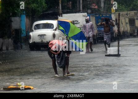 Kolkata, Bengala Occidentale, India. 27 maggio 2024. Effetto remale ciclone a Kolkata. (Credit Image: © Sandip Saha/Pacific Press via ZUMA Press Wire) SOLO PER USO EDITORIALE! Non per USO commerciale! Foto Stock