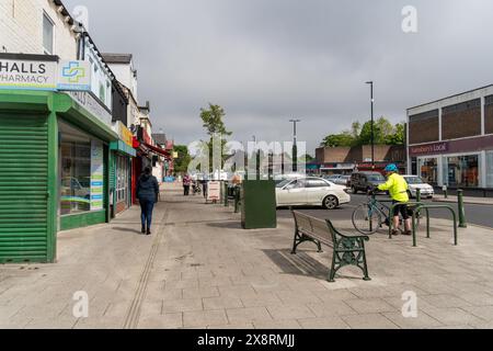 Forest Hall, North Tyneside, Regno Unito. Gente nei negozi locali su Station Road North. Shopping locale ed economico. Foto Stock