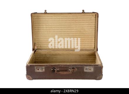 Vecchia valigia vuota aperta di colore marrone usurata isolata su sfondo bianco con percorso di ritaglio Foto Stock