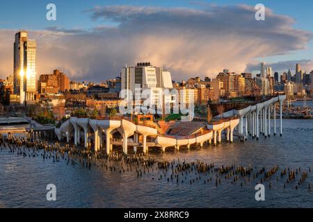 New York City, parco pubblico di Little Island al tramonto. Parco sopraelevato con anfiteatro all'Hudson River Park (molo 55), Greenwich Village, Manhattan Foto Stock