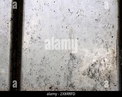 Una vecchia finestra della taverna del garage cantina Foto Stock