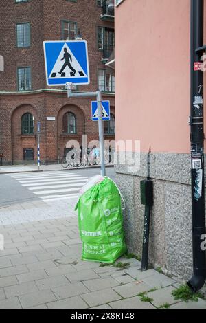 Sacco di rifiuti da costruzione esposti sulla strada da raccogliere e smistare per il riciclaggio Foto Stock