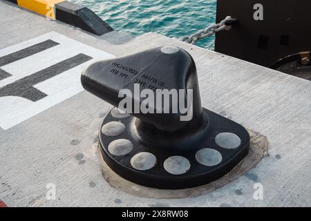 Sir Bani Yas, Emirati Arabi Uniti - 5 gennaio 2024: Un bollard di ormeggio protegge le navi in un molo a Sir Bani Yas. Foto Stock