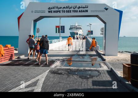 Sir Bani Yas, Emirati Arabi Uniti - 5 gennaio 2024: Il tranquillo molo accoglie una maestosa nave da crociera, invitando i viaggiatori nel lussuoso abbraccio dell'isola. Foto Stock