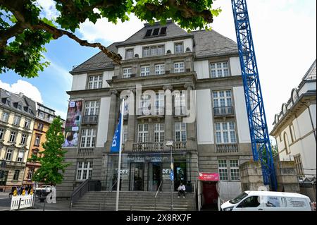 DFF - Deutsches Filminstitut & Filmmuseum am Schaumainkai in Frankfurt am Main foto vom 23.05.2024. DAS Filmmuseum, integriert in eine Gruenderzeit-Villa und Teil des beruehmten Frankfurter Museumsufers, haelt eine Vielzahl von Angeboten fuer Seine Gaeste bereit: Wechselnde Ausstellungen, ein 130 Plaetze fassendes Kino, ein kleines Studio, in dem Kinder und Jugendliche Denn Filmbildung und -vermittlung gehoert zu den zentralen Saeulen des Hauses. ALS das Filmmuseum alle 7:00. Juni 1984 Seine Pforten oeffnete War es das erste Seiner Art in der B. Foto Stock