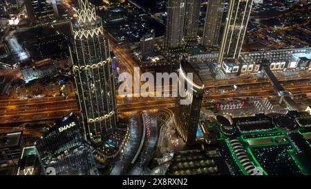 Dubai - Emirati Arabi Uniti, 9 dicembre 2023: Vista aerea del resort Marina Bay Sands. Azione. Vista panoramica mozzafiato di Dubai notturna. Foto Stock