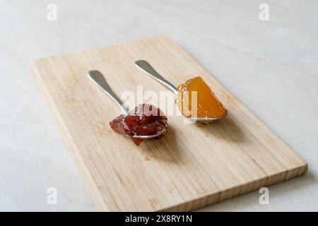 Frutta spalmabile con mango, lampone, melograno e ananas sul cucchiaio. Pronti a mangiare. Foto Stock